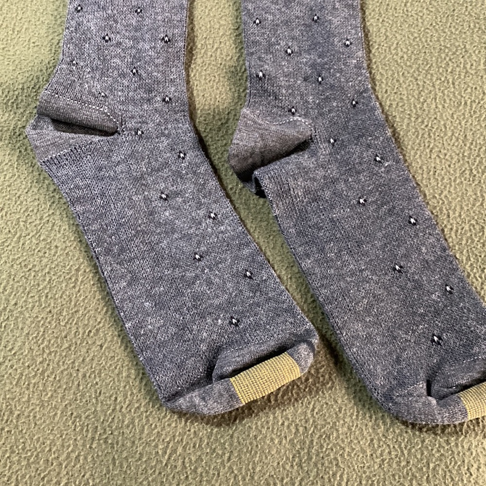 Lot of 5 Men’s dress socks. 2 brown 1 black Dockers, 1gray Gold Toe, 1 black - Picture 7 of 16